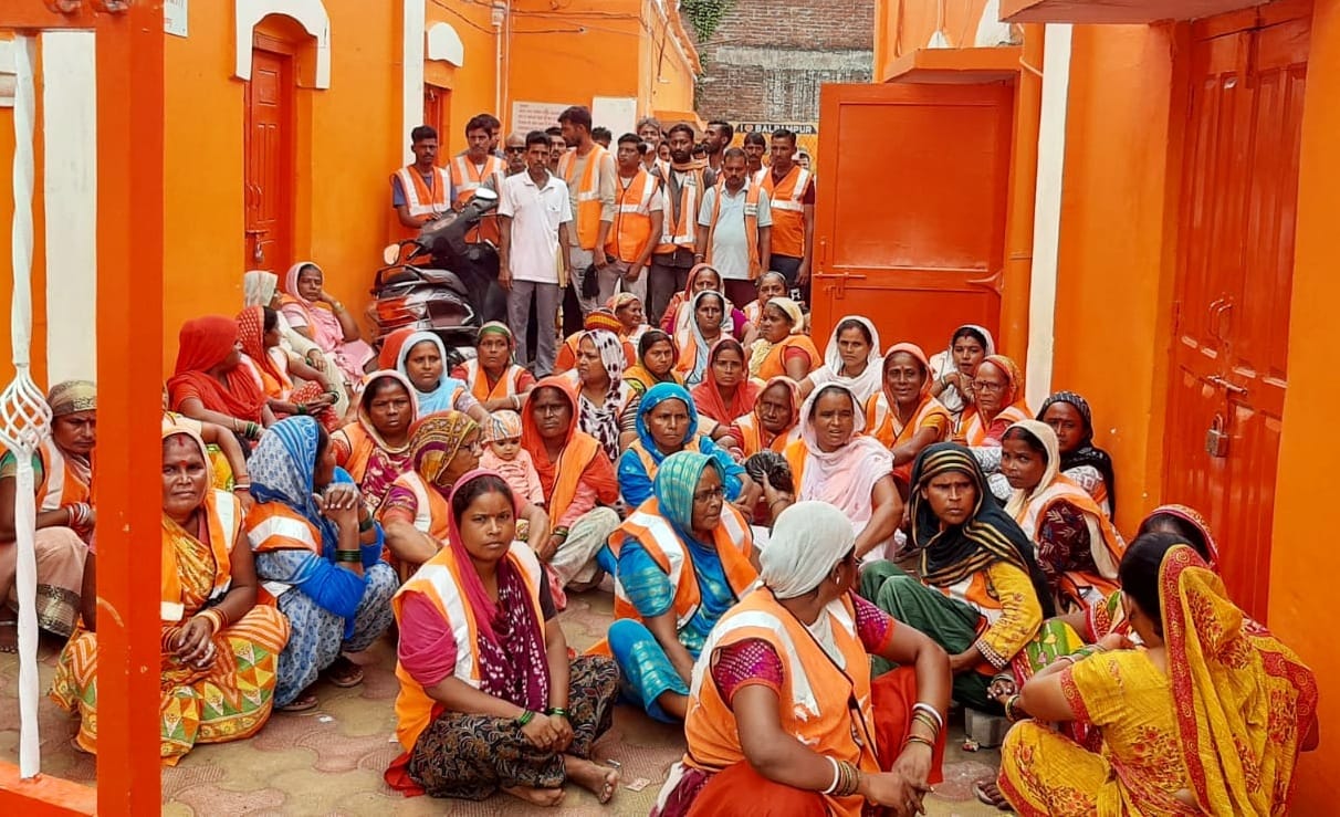 Cleaners on dharna in support of demands, decision to continue agitation