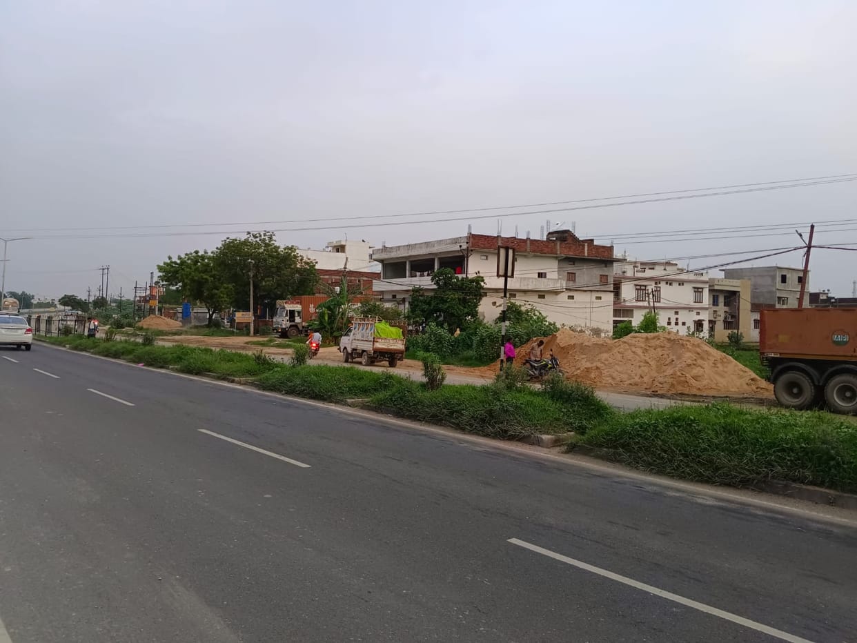 Houses built indiscriminately in the green belt... no sign of greenery
