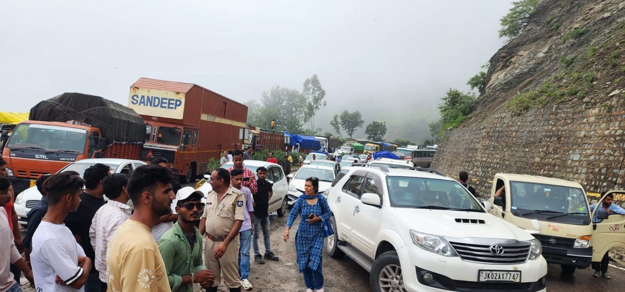 Cracks again on the road in Chakkimod, danger of collapse