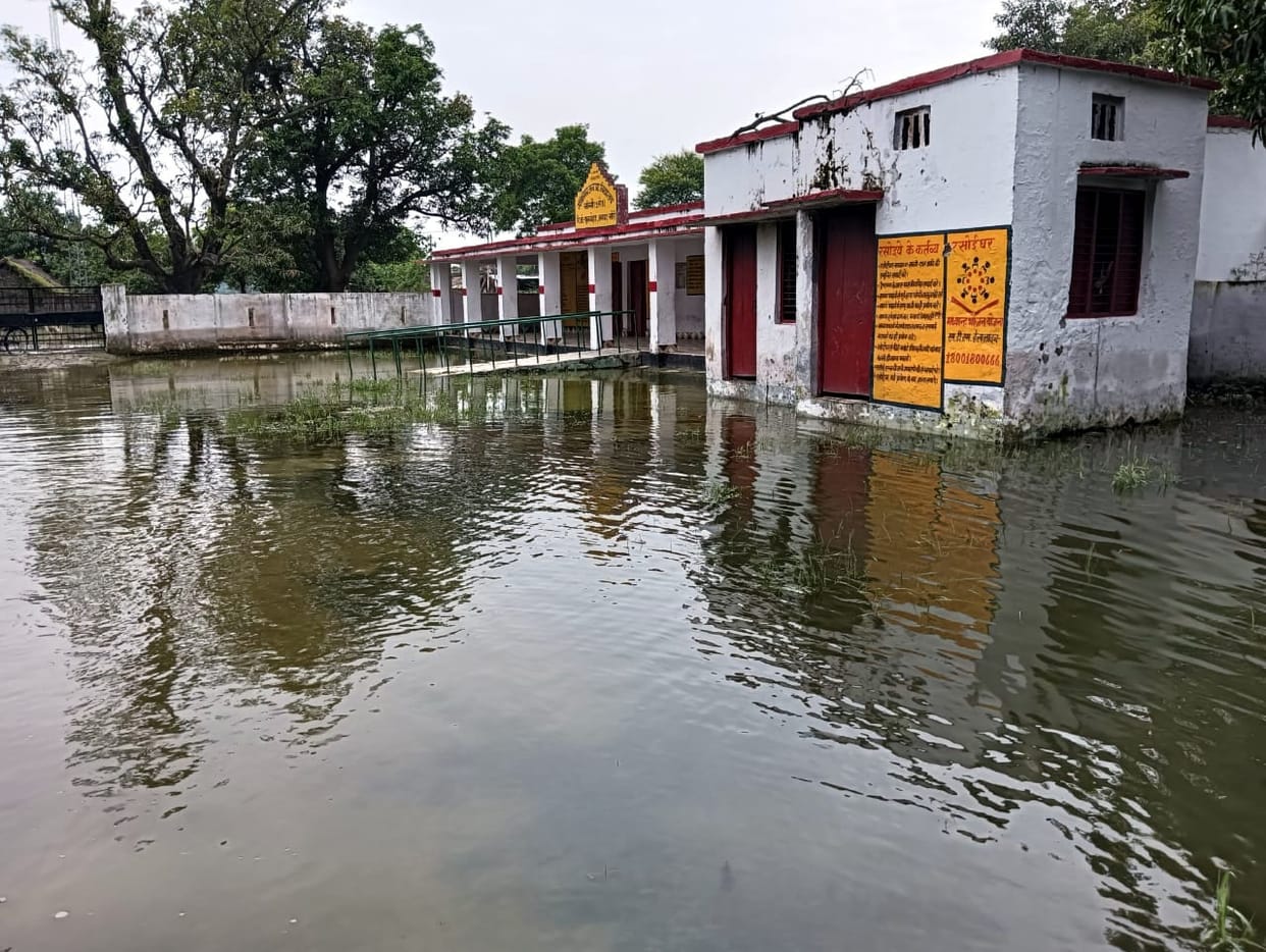 Children's education stopped due to water filling in schools