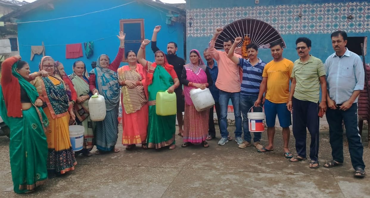 Villagers came on the road with empty utensils
