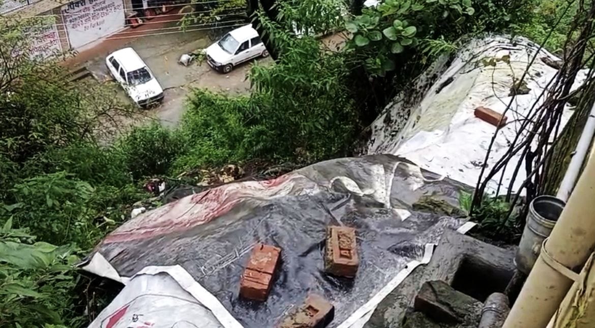 Stones fell from the hill in Kotlanala

and debris, 67 roads closed across the district