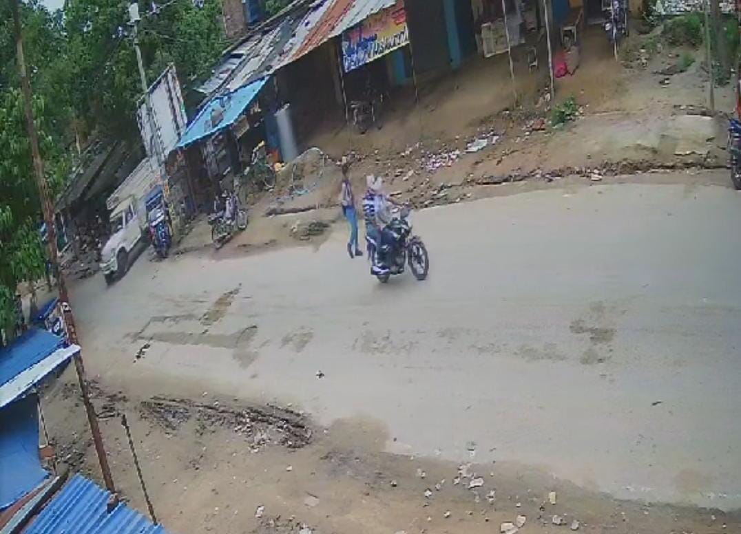 Forty thousand rupees were looted by holding a pistol to the customer service center operator