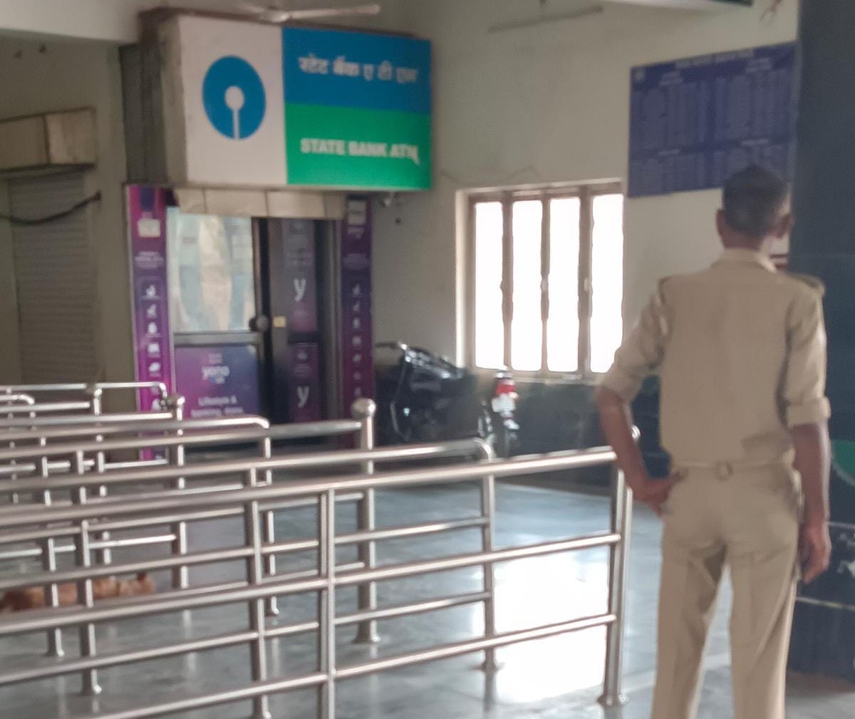 Suddenly the siren of the ATM rings, the security personnel panic