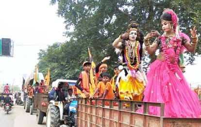 Kanwariyas gathered in Kachla, artists danced fiercely