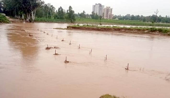 Malan's embankment broken near police line under construction