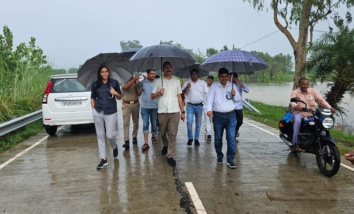 Seeing the water in the Ganges, the villagers were shocked, the officers ran towards Khadar