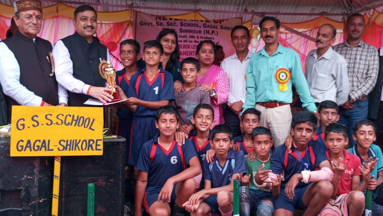 mp suresh kasyap distributed prizes to winner