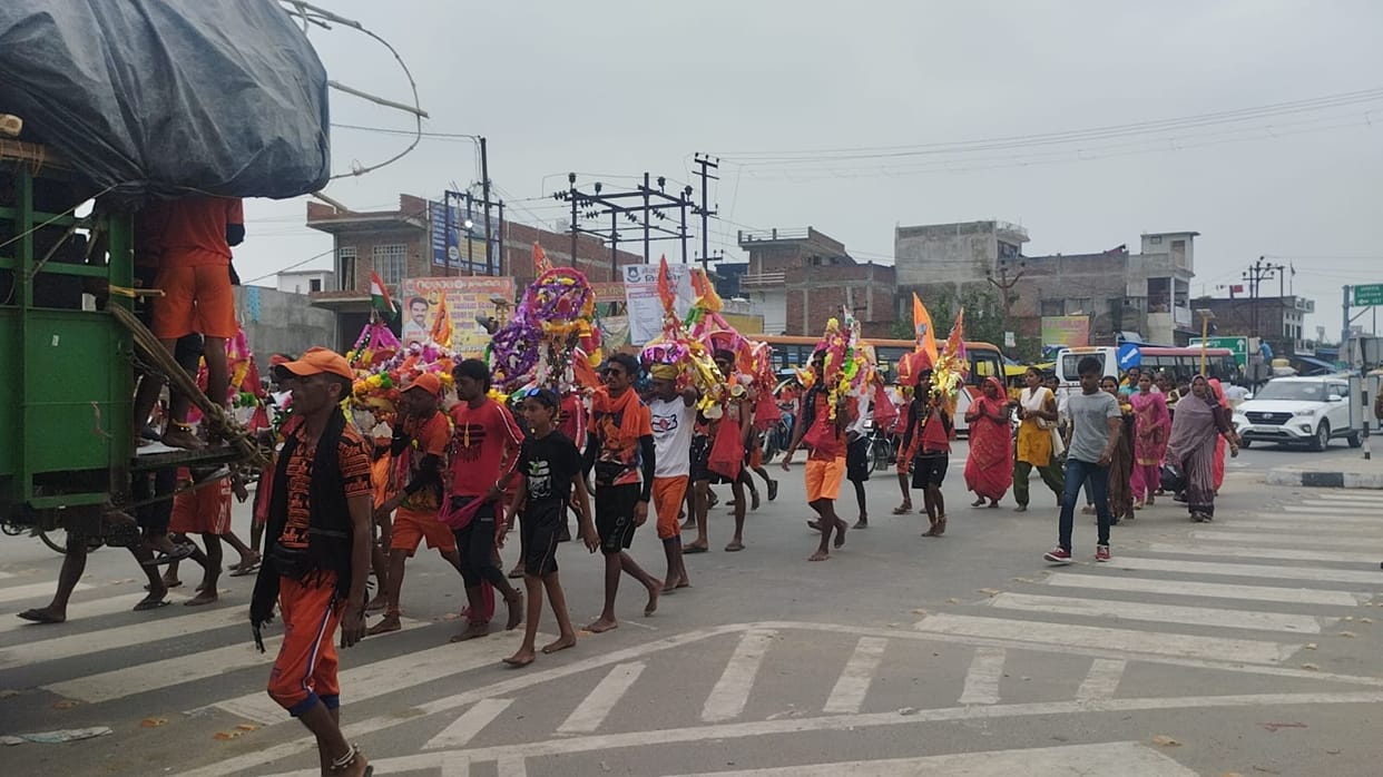 Kanwariyas came out dancing and singing by tying anklets on their feet