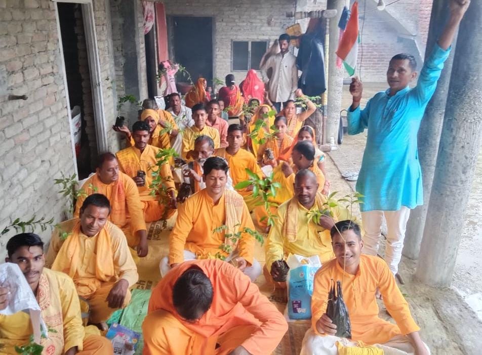 Gayatri Yagya done from house to house, plants distributed in Prasad