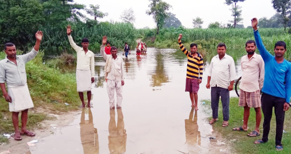 Angry villagers demonstrated due to non-construction of sliding bridge