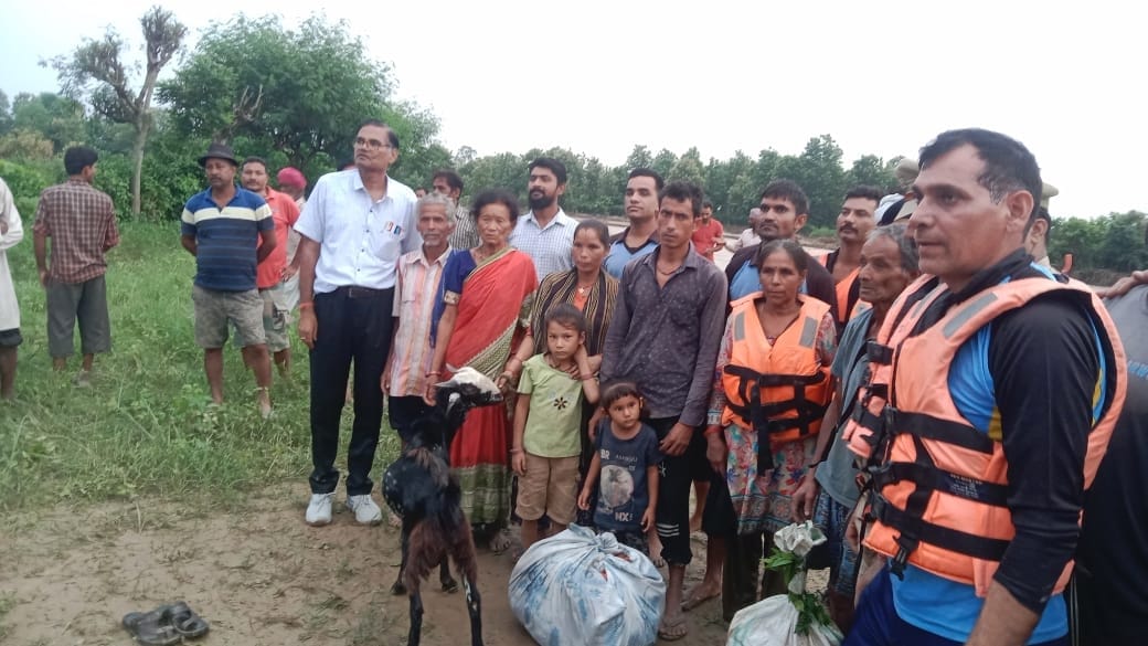 Two houses of Kadarganj became islands, family was rescued