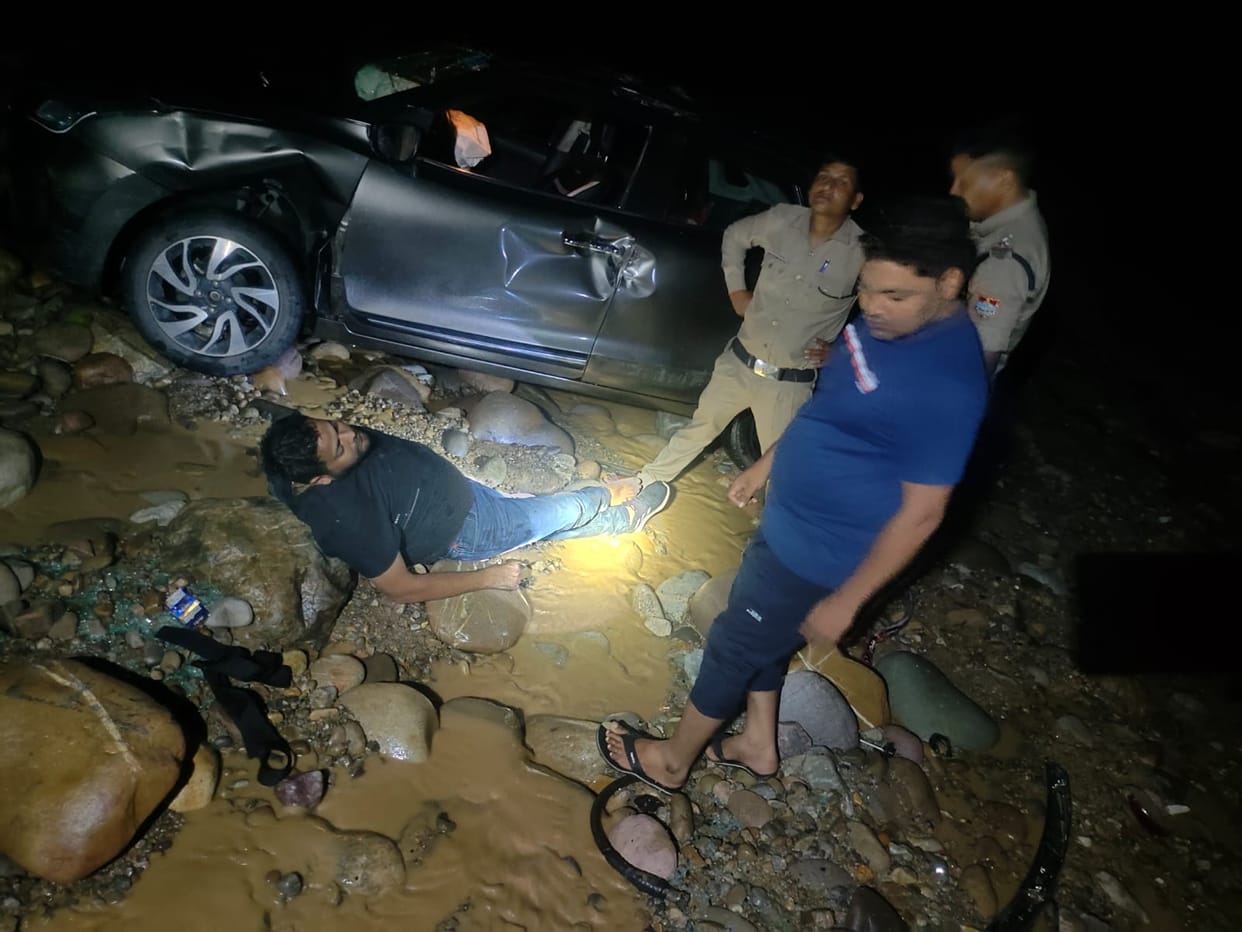 Car crashed into drain, one injured