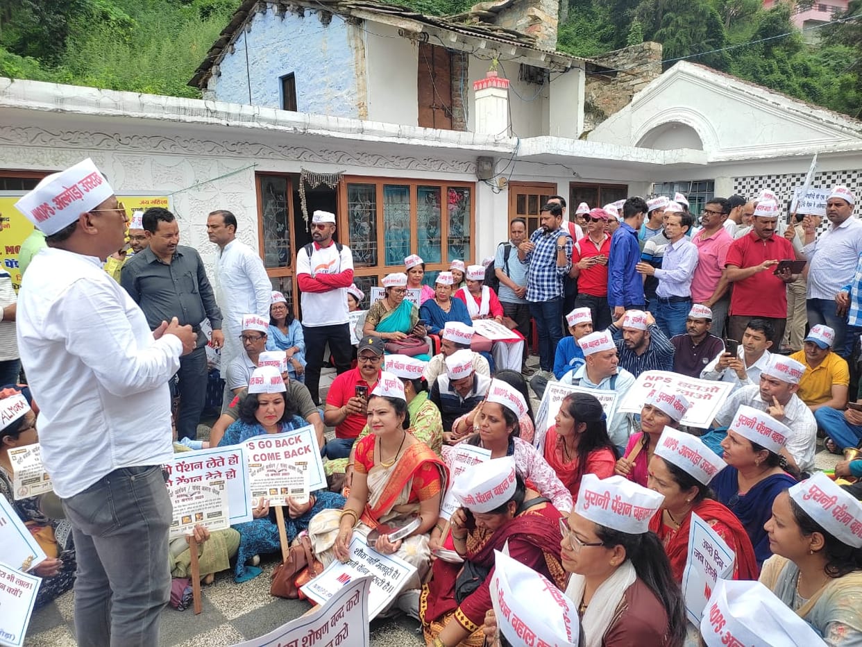 Employees rang bell, plate at MP's residence for old pension
