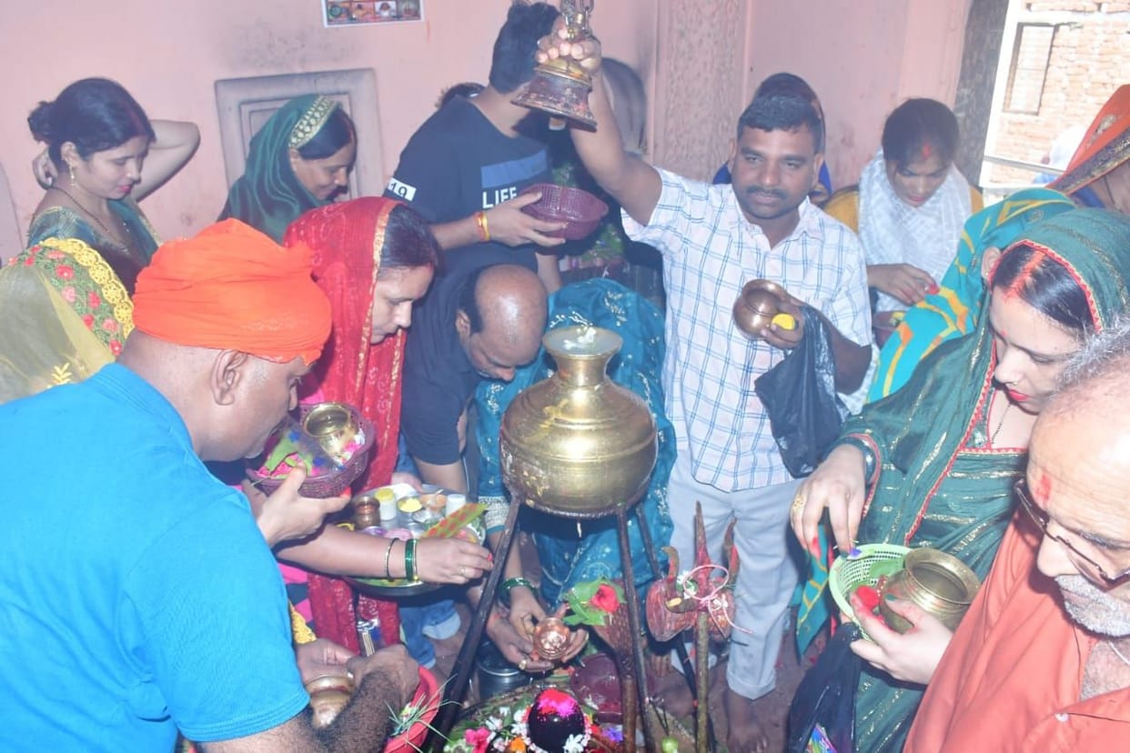 Devotees performed Jalabhishek amid chants of Har Har Mahadev