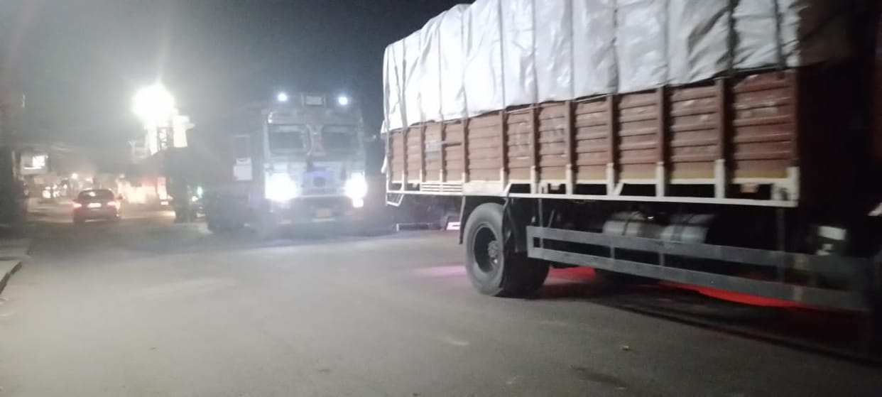 Tractor trolley moving on Shamli-Meerut highway became a ball of fire, three saved their lives by jumping