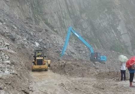 Wheels stopped for 16 hours on Tanakpur-Pithoragarh NH