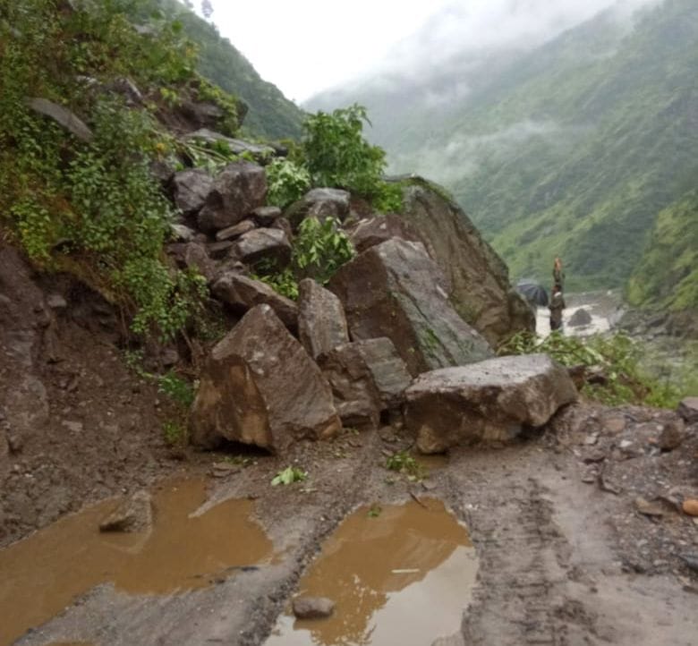 Boulders fell in Eldhara, officials saved their lives by running