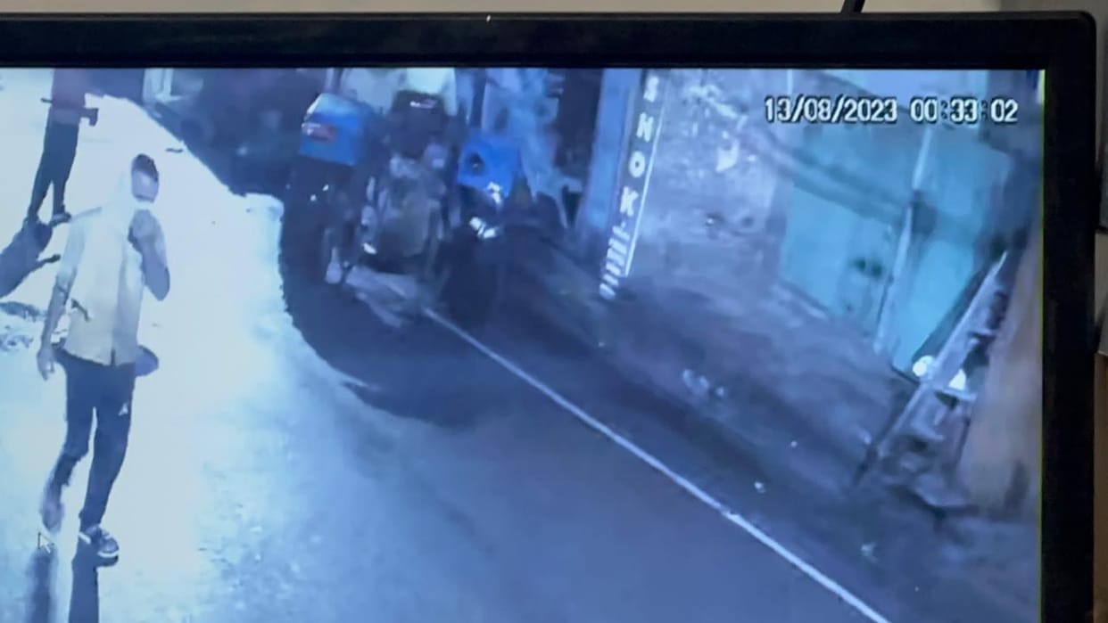 shop broke at distance of 100 meters from the police station
