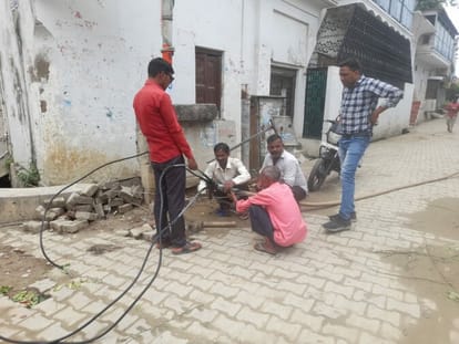 Bell climbed on the pole stalled Abdullahganj sub-center in the rain