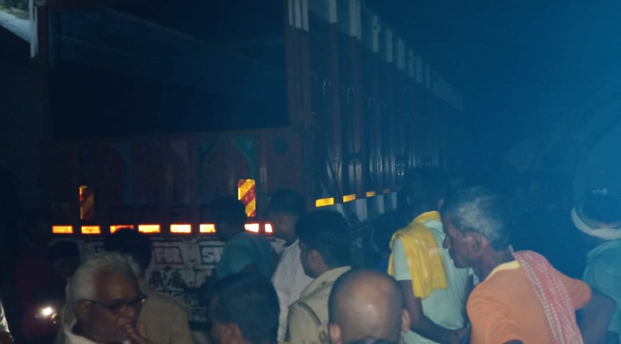 Uncontrolled truck rammed into houses, six injured