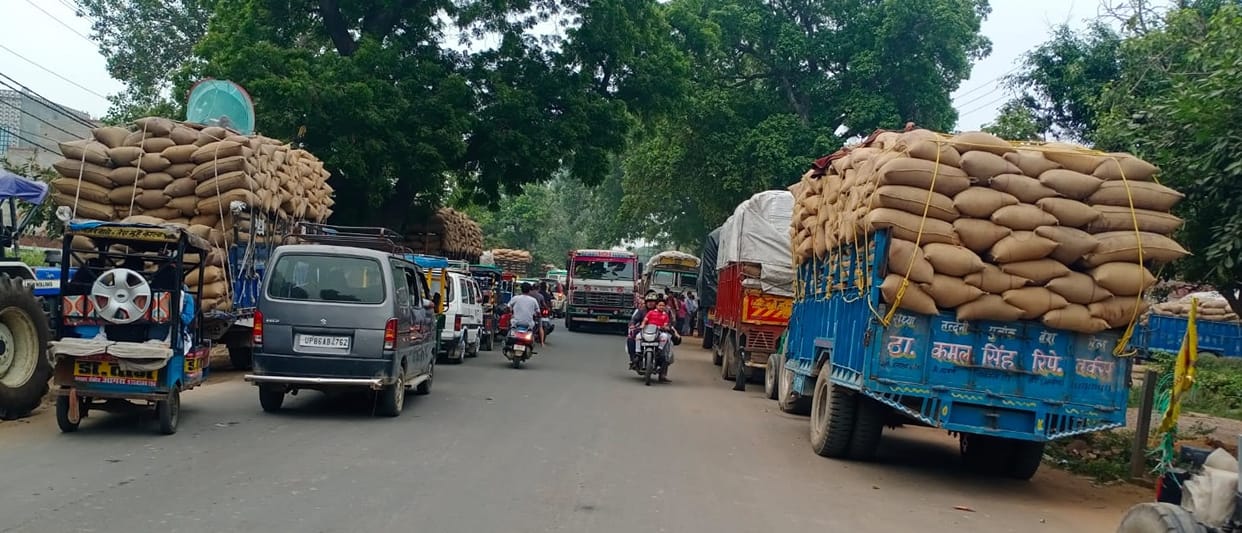 Trucks laden with millet jammed, passers by upset