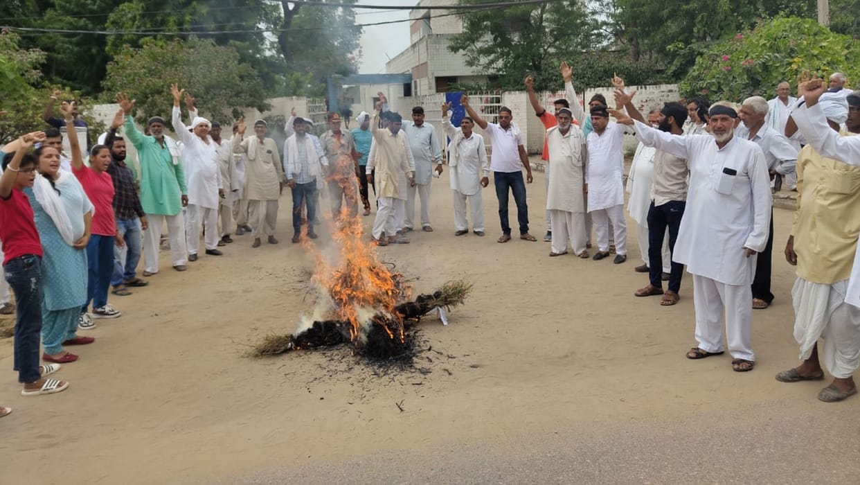 Farmers burnt the effigy of the government for not getting compensation