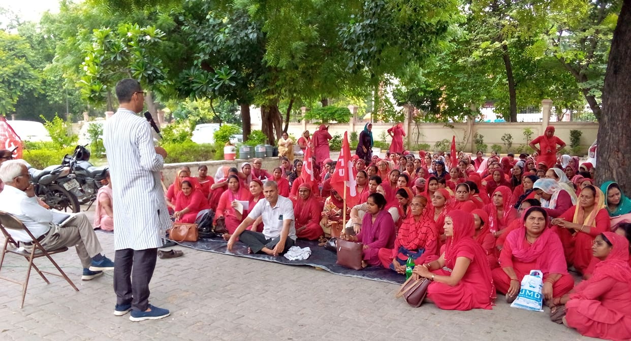 Asha workers took out the tricolor march