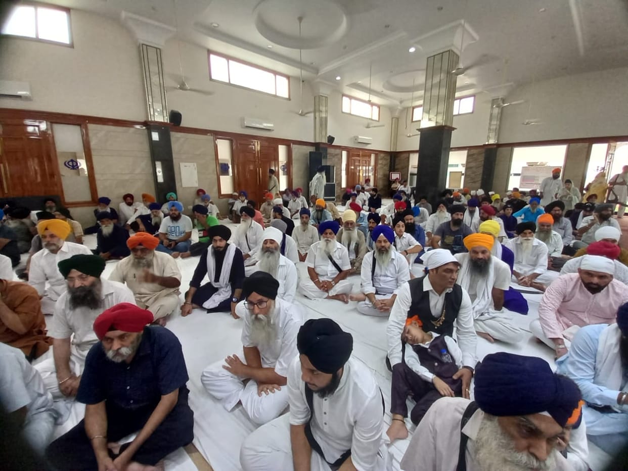 Chanting of Waheguru in Akhand Kirtan
