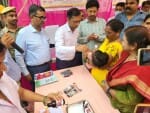 खलीलाबाद सीएचसी में बच्चे को बिटामिन ए का घोल पिलाकर कार्यक्रम का शुभारंभ करते डीएम।