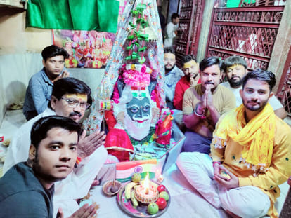 Devotees did grand decoration of Mahakal in Bilsi