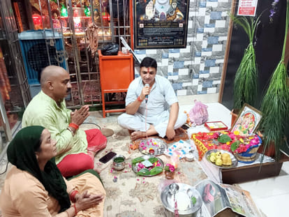 Hearing the story of Satyanarayan, all the troubles go away.