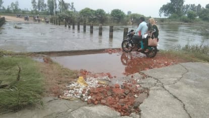 The bridge collapsed due to the strong current of Deoha river, movement of vehicles stopped
