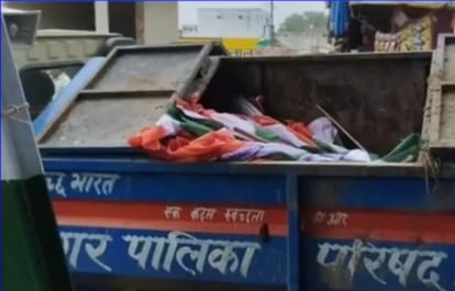 Tricolor distributed by keeping in garbage vehicle