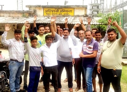 Enraged by the power shortage, the consumers of Nazhiyai surrounded the sub-centre