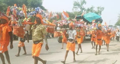 Cheers echoed on the ghat, bhajans boomed on the highway