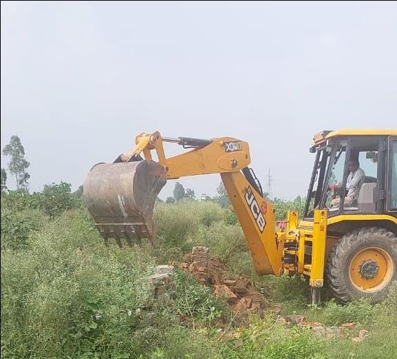 Bulldozer thundered in three illegal colonies of 88 bigha