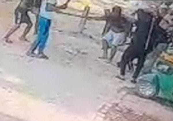 First stubborn pistol on the young man, then attacked with a stick along with his companions