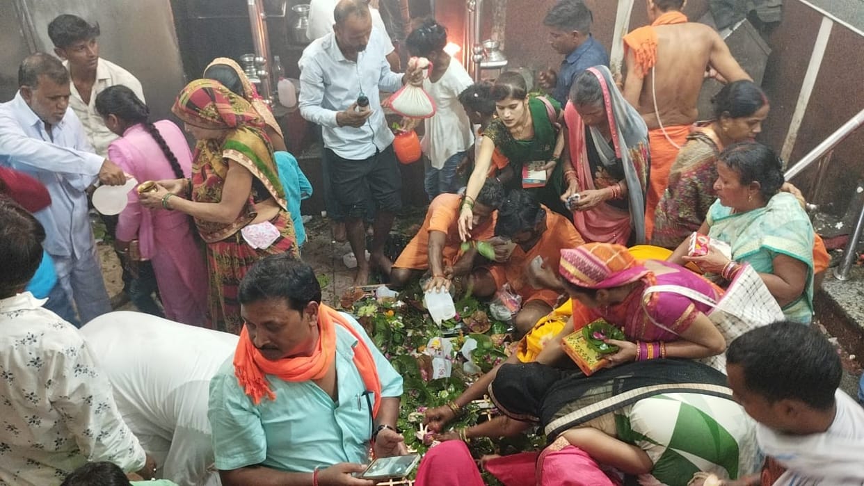Devotees performed Jalabhishek on the new moon day of Sawan