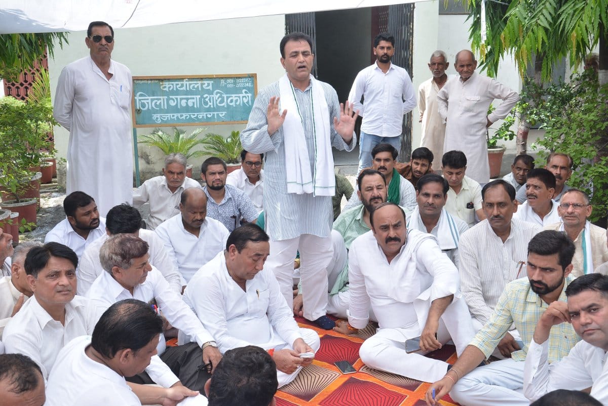 Ralod's dharna at DCO office for payment of sugarcane