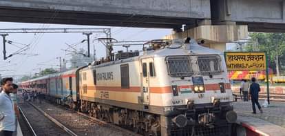 हाथरस जक्शन स्टेशन पर खड़ी वैशाली एक्सप्रेस