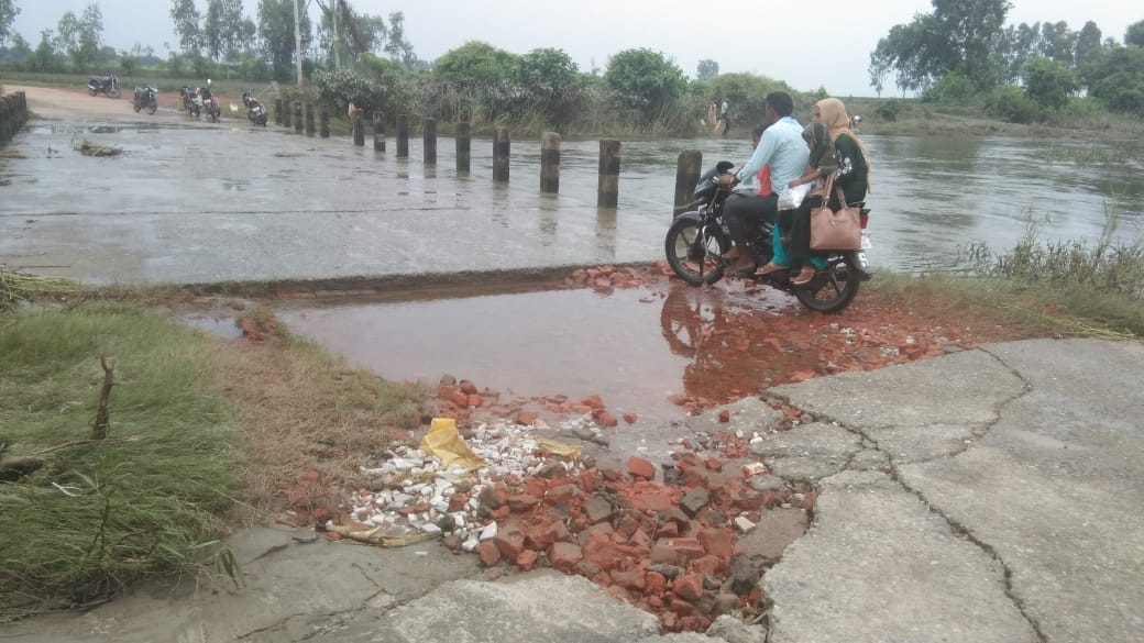 The bridge collapsed due to the strong current of Deoha river, movement of vehicles stopped