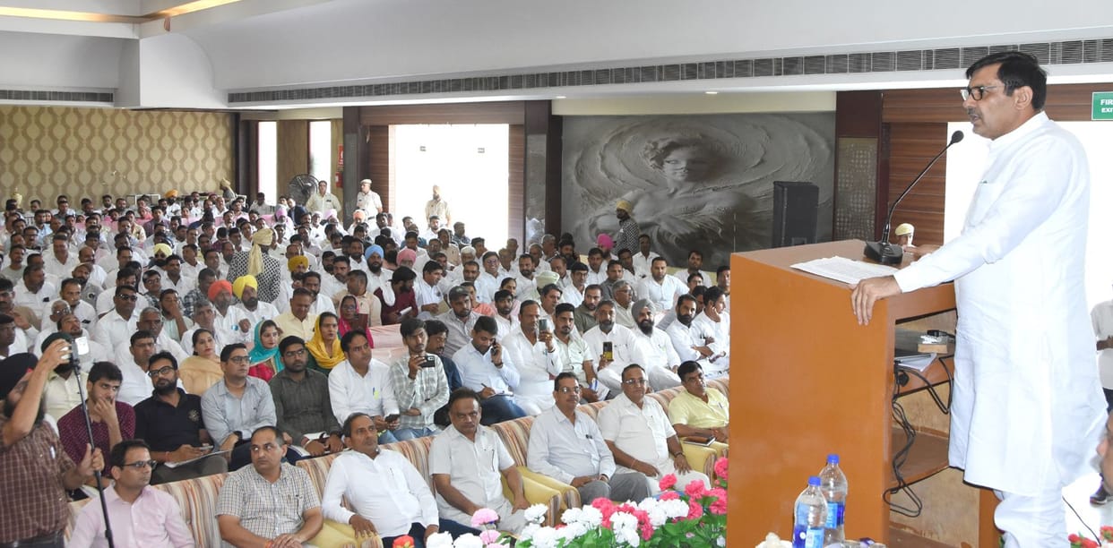 The success rate of Swachh Bharat Mission in the district is only 37 percent, Panchayat Minister upset