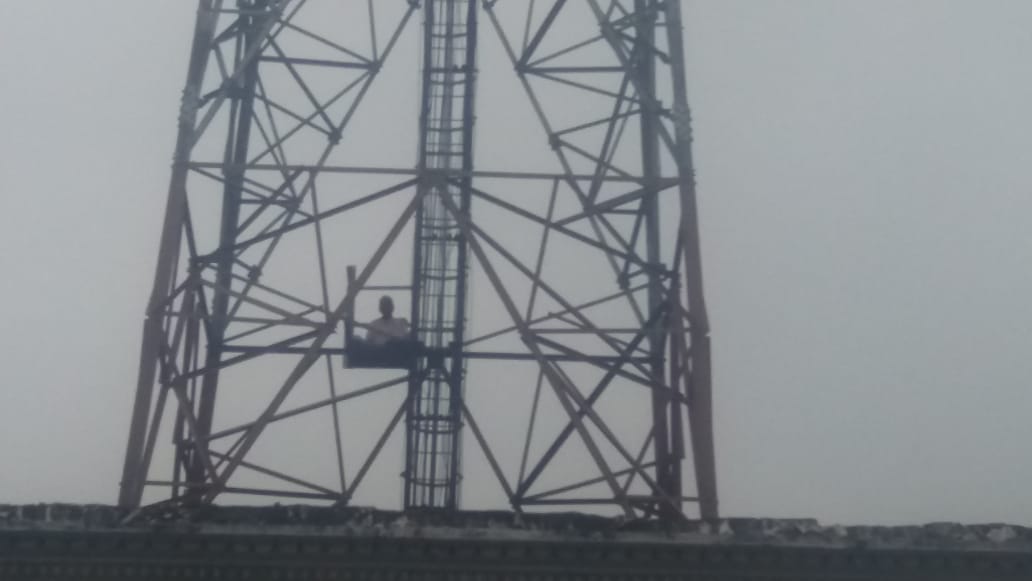 The man climbed the tower accused of corruption