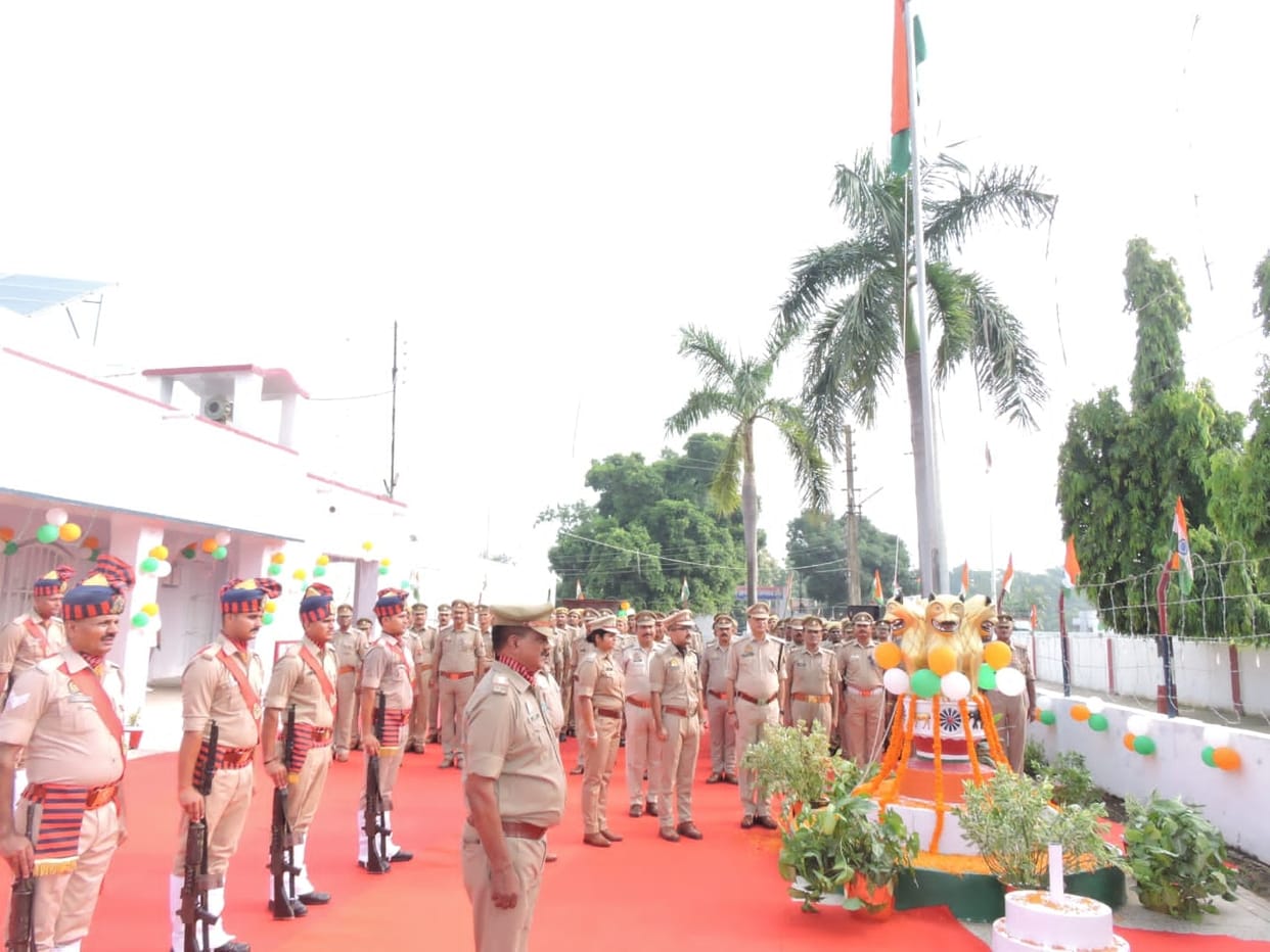 Tricolor hoisted on government, non-government buildings... gave salute