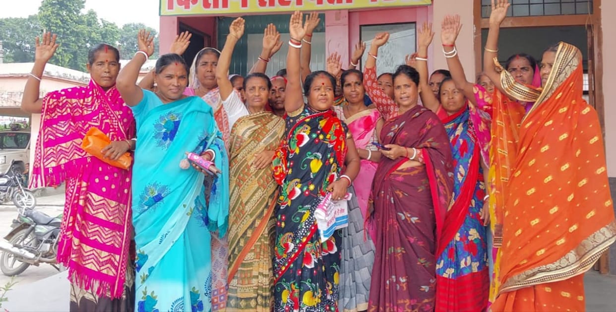 Women demonstrated for not getting flood relief material