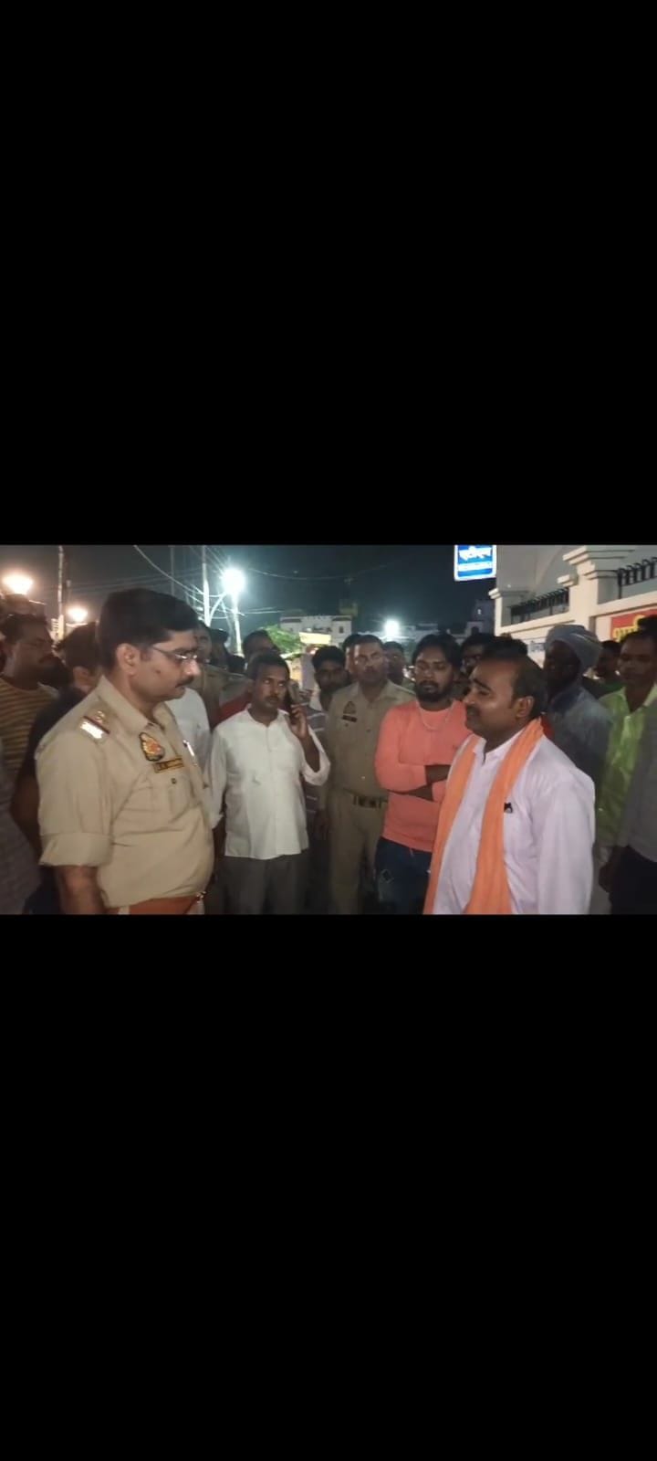 Woman's death, protested by keeping dead body in front of hospital at midnight