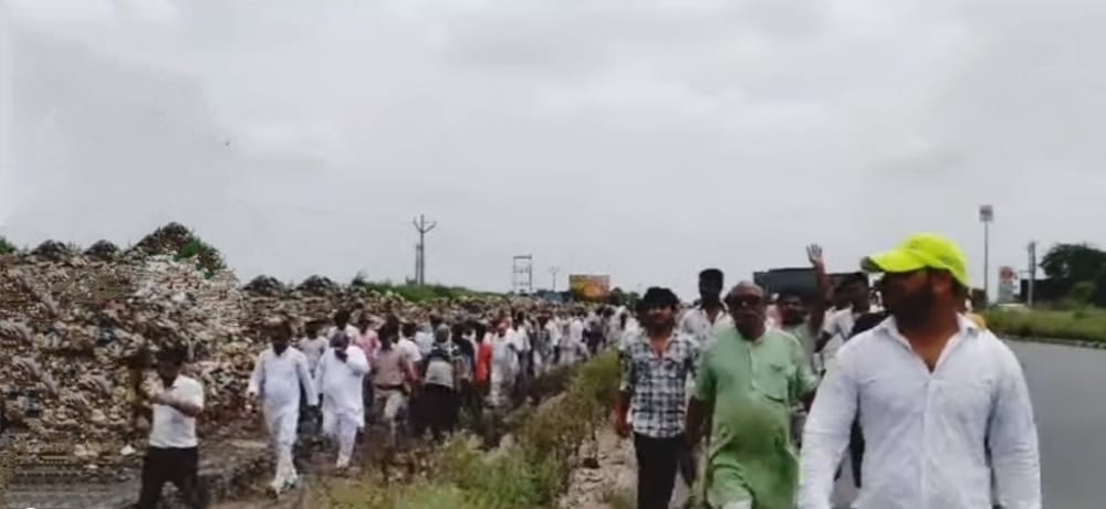 Villagers expressed protest in front of Union Minister regarding dumping yard