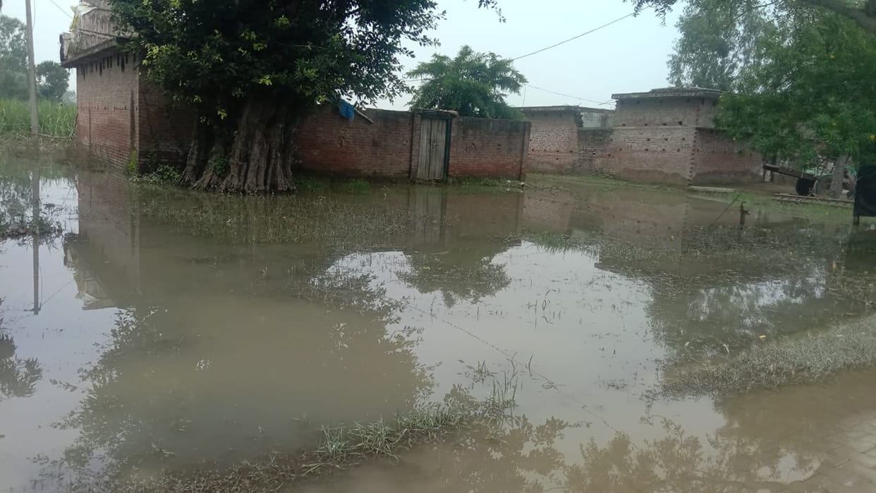 Sharda boomed due to rain on the mountains, water filled in dozens of villages