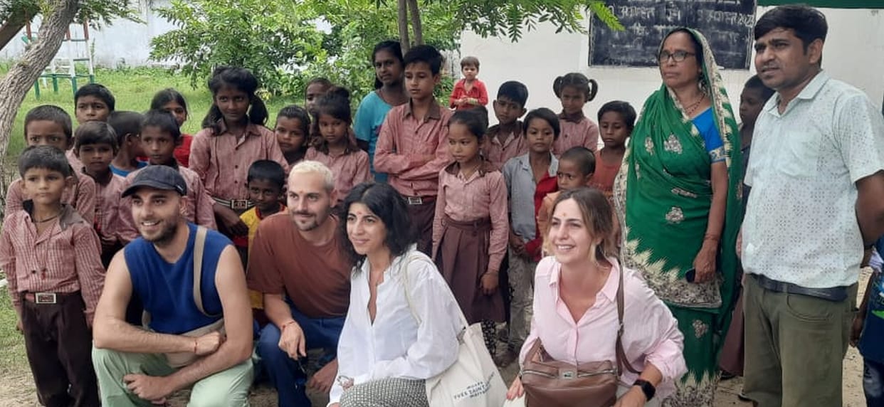 Foreign guests met children by saying Hello, how are you...